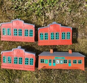 3 Shed Train Station Tunnels + FFarquhar Train Station Thomas & Friends 2004